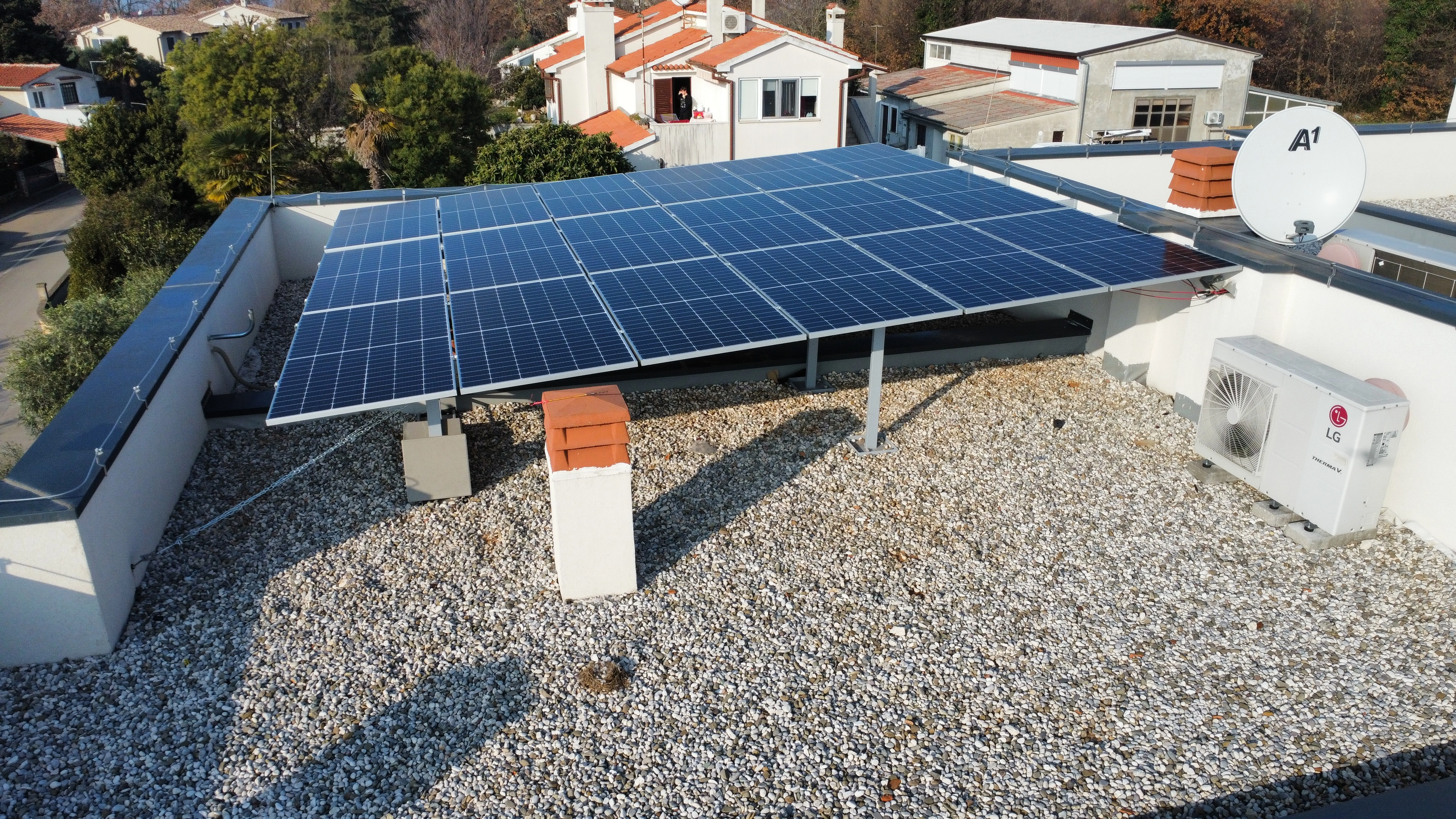 Omrežni solarni sistem z mikroinverterji